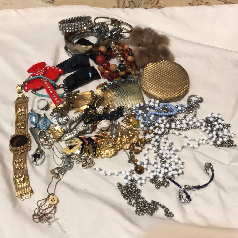 Random lot of mixed jewelry. Almost all vintage.